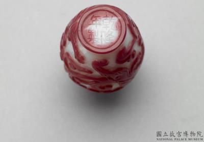 图片[3]-Purplish-red-on-white glass overlay snuff bottle with a “chi”-dragon design, Qianlong reign (1736-1795), Qing dynasty-China Archive